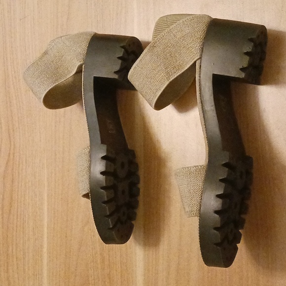 Stretch Sandals in Taupe are Made in Mexico in Size 10  (No Brand Name) - Picture 5 of 9